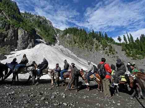 today chhari mubarak would reach amarnath cave