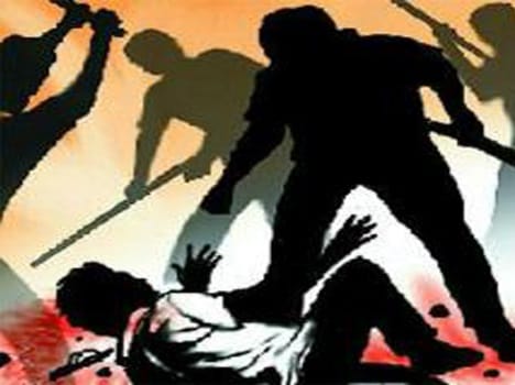 corrupt officer britally beated fruit hawker on road