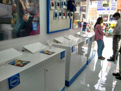 CCTV capture woman thief, theft laptop from showroom