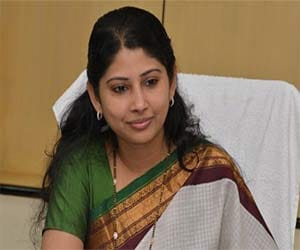 Smita Sabharwal: Indian 'eye candy' official sues Outlook