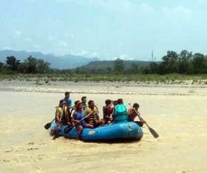 seven people stranded in river ganga.