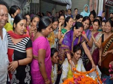 Traders said , SP leader gave shelter to rogues