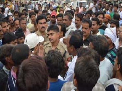Injured businessman 's death , was a three-hour blockade