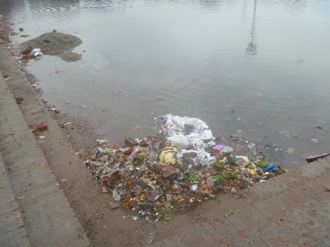 Shrine impose Garbage is piled up