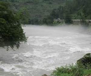 man with 6 year old niece swept away by flooding byas River.