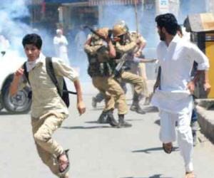 clash between police and gilani's supporter
