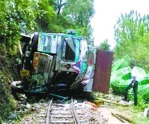 truck fall out on kalka-shimla track, traffic fizzle out for 9 hours
