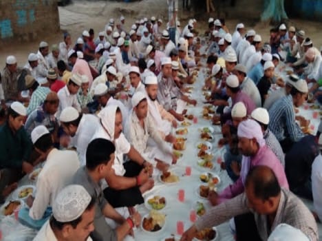showing brotherhood Roza Iftar 