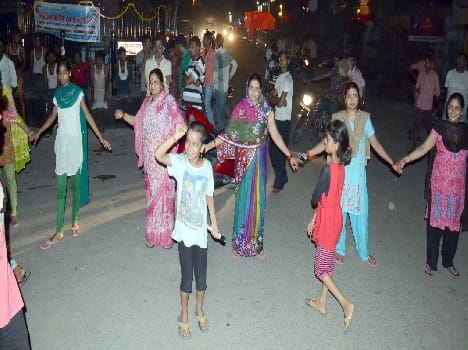 Anger over power cuts fragmented , women planted jam