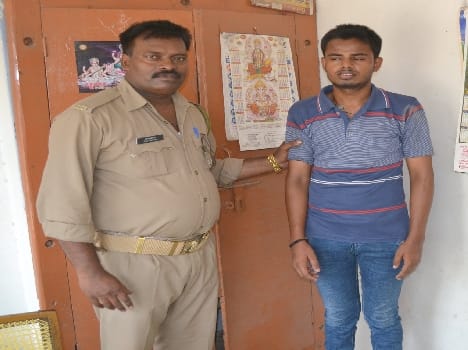 Pickpocket holding The person in charge