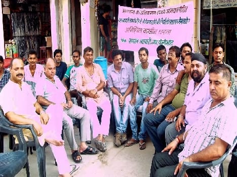 Traders started an indefinite picketing
