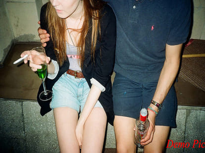 Organically by drunken young woman, hit a slap Head Constable.
