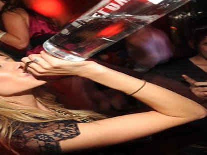 Organically by drunken young woman, hit a slap Head Constable.