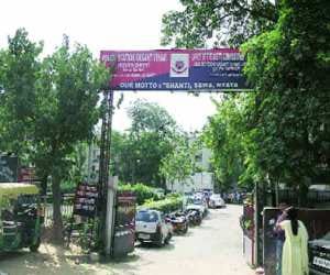 only 2 woman cop to handle 50 rape cases in delhi police stations