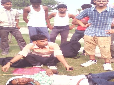Shahjahanpur district , injuring a young man sent to hospital after falling from the train Sitapur