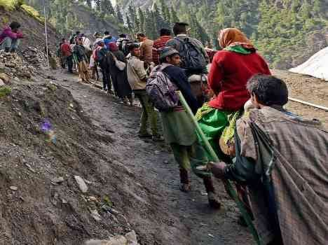 two more amarnath yatris die on their way to holy cave shrine