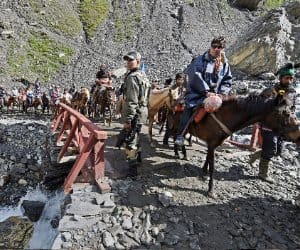 amarnath pilgrims headed towards holy cave