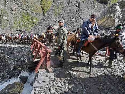stone pelting at amarnath pilgrims in kashmir kangans forest
