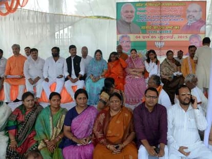 UP BJP shows protest against SP govt.