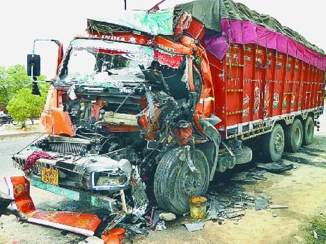 The young man was trapped in the truck imposes plead for help
