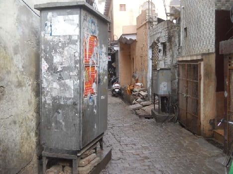 electric box in nerrow street is panic