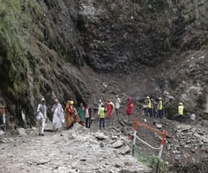 kedarnath yatra stopped due to heavy rain.