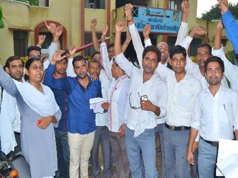 Honorarium bitten by trainee teachers to the mutiny
