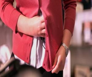 Women vicious trap of thieves, stolen from the woman's neck chain.