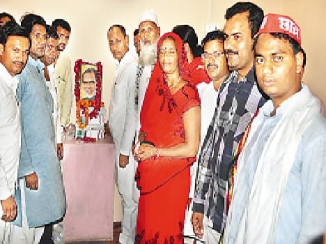 sp workers take the oth to ideail of chandrashekhar