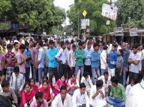 Students in front of the gate the blockade Sadar