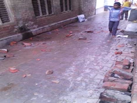 Broke into the shop were attacked , four injured