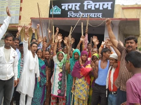 protest against nagar nigam in firozabad