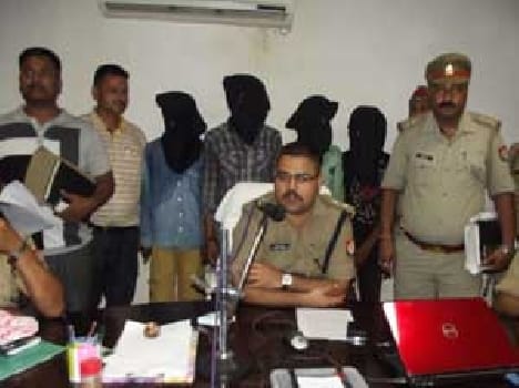 Four robbers boarded the police handle