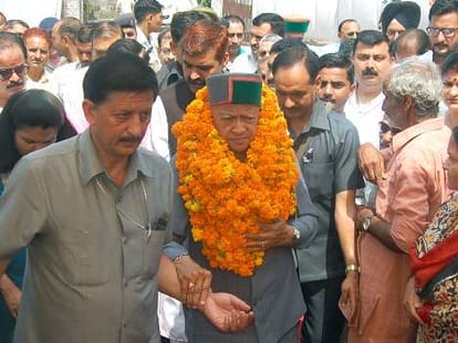 CM virbhadra singh expresses condolence with martyr's family.