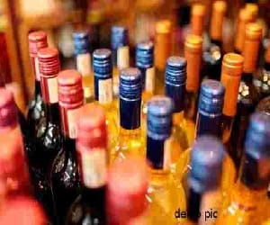 wine smugglers hit police van in faridabad