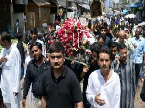 Between the doleful procession of Maula Sadaon