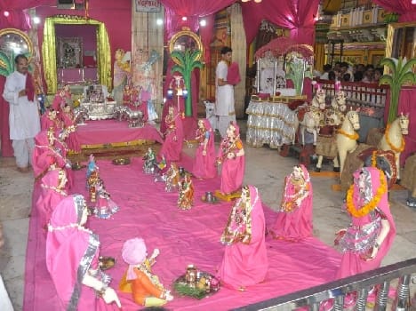 gulabi gangaur at dwarikadheesh temple