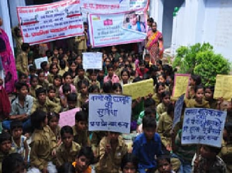 Yuvao ko batai Shiksha ki Mahatta