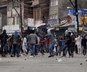 violent protest in srinagar after namaz