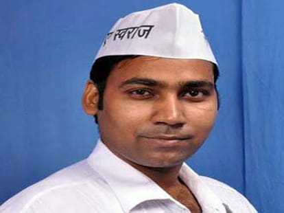 man helped to aap mla manoj kumar in fraud arrested