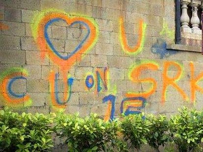 Graffiti on Shahrukh Khan's house walls is a part of promotion for his 'Fan' movie?