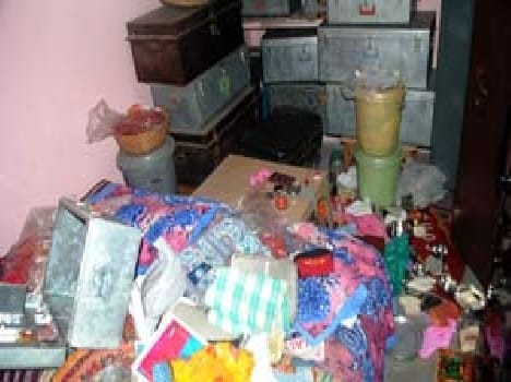 Retired teacher 's home in broad daylight theft of millions