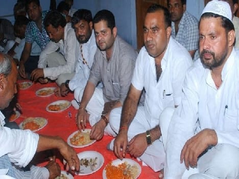 Roza ifftar in Etah