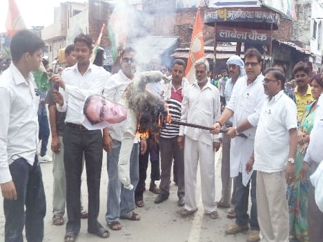 MP effigy of chief minister blew