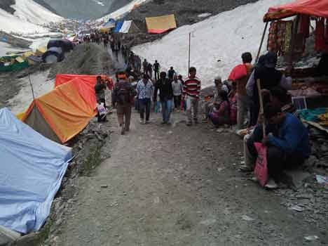 pilgrim count at amarnath cave crosses 2 lakh mark