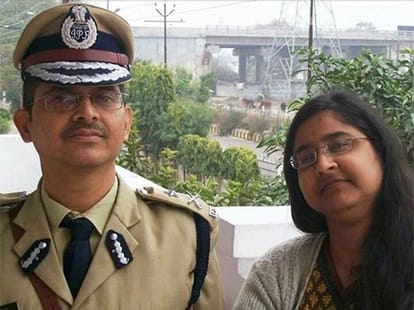 Police goes to Amitabh Thakur's home.