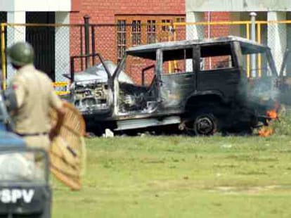 Mob sets ablaze vehicle of PDP MP's aide in Kulgam