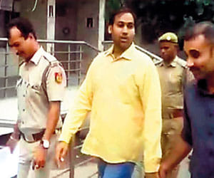 man helped to aap mla manoj kumar in fraud arrested