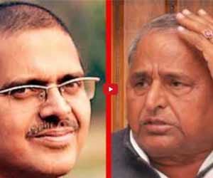 Mulayam singh yadav threatens Police official on Phone.