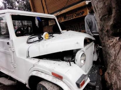 two died in road accidents in bilaspur and kinnaur.